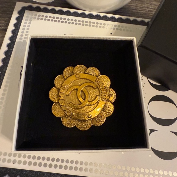 CHANEL Vintage Gold CC Paris Flower Brooch - Picture 1 of 8